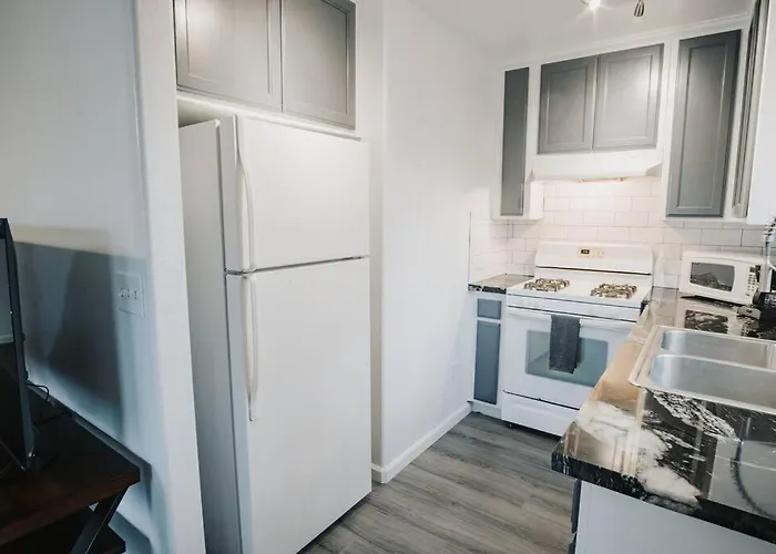 Gorgeous Upstairs Studio With Patio And Laundry