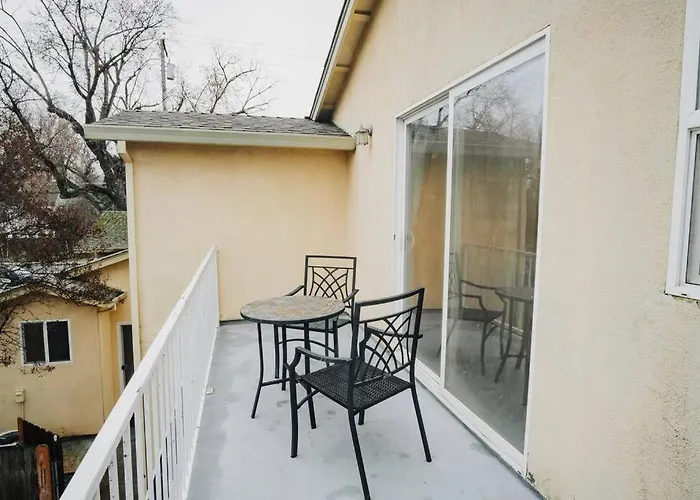 Gorgeous Upstairs Studio With Patio And Laundry