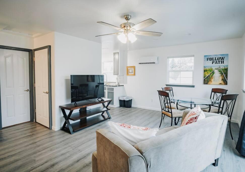 Gorgeous Upstairs With Patio And Laundry Holiday home Chico