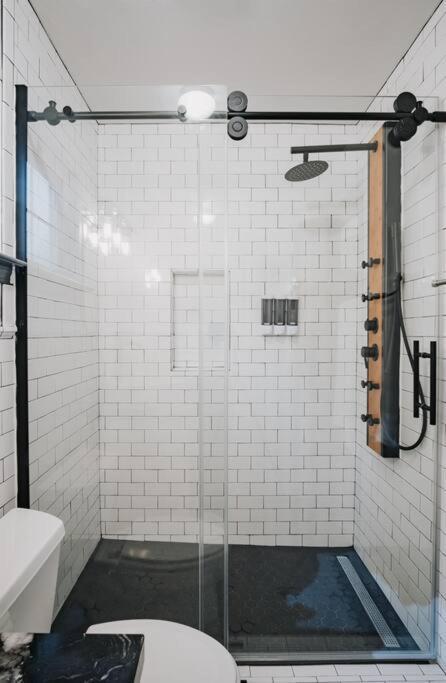 Gorgeous Upstairs With Patio And Laundry *