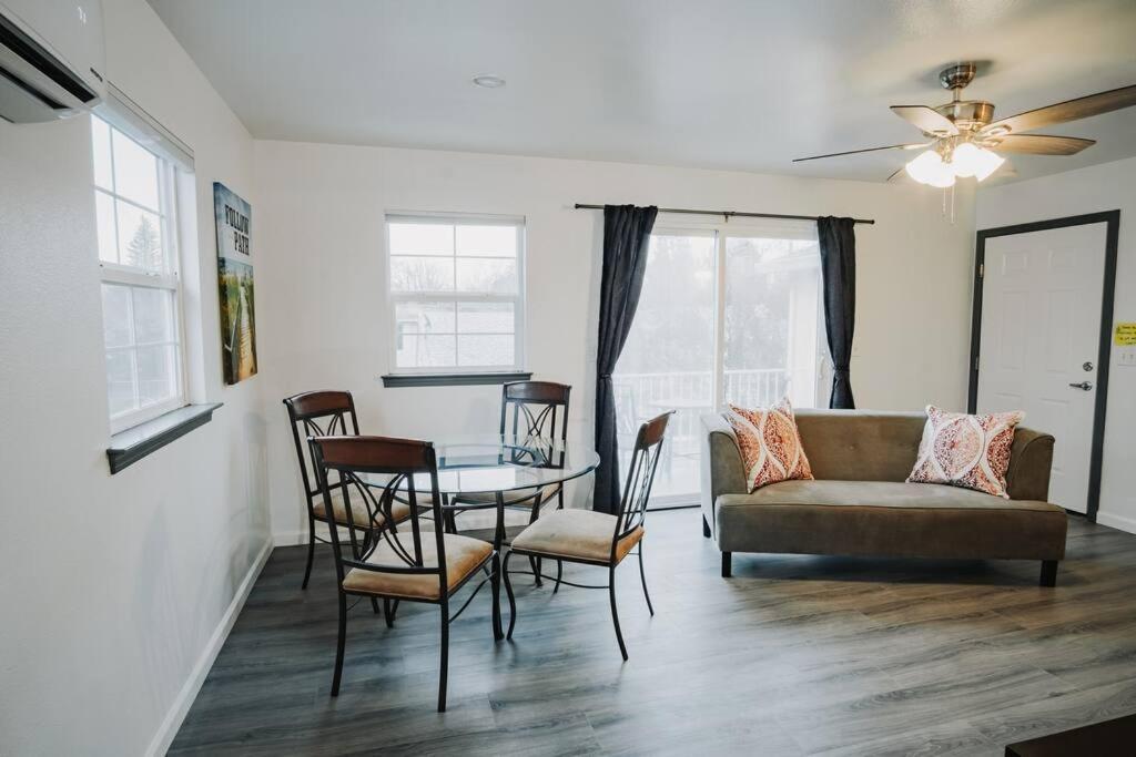 Gorgeous Upstairs With Patio And Laundry Holiday home Chico